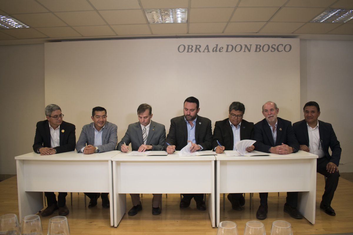 Firma de convenio entre Facultad Don Bosco y gobierno de Guanajuato, México